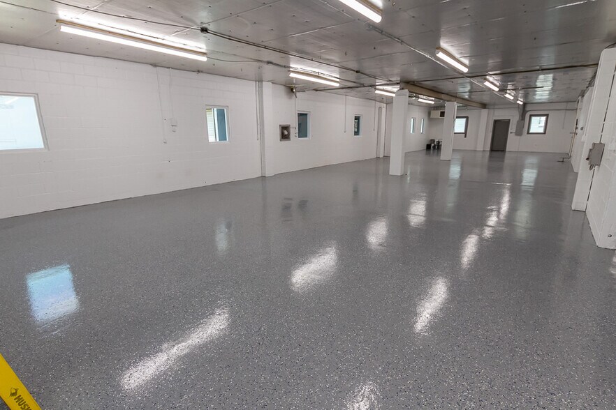 More Photos Of 925 Virginia St, Shelbyville Warehouse For Lease