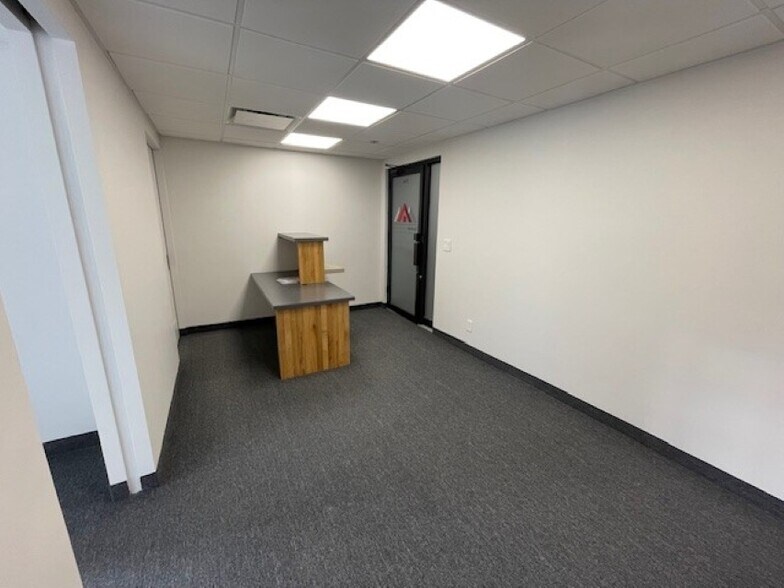 More Photos Of 66-00 Long Island Expy, Maspeth Office For Lease