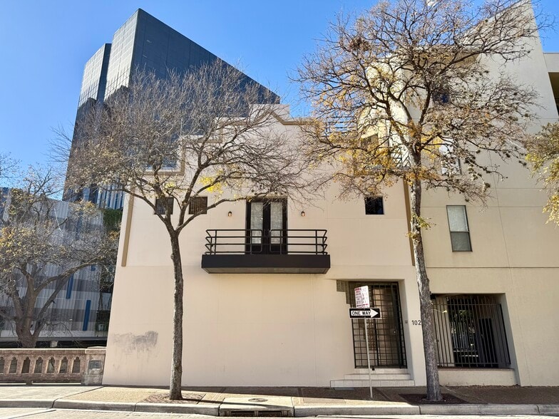 More Photos Of 1020 Navarro St, San Antonio General Retail For Lease