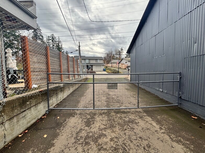 More Photos Of 446 McClaine St, Silverton Warehouse For Lease