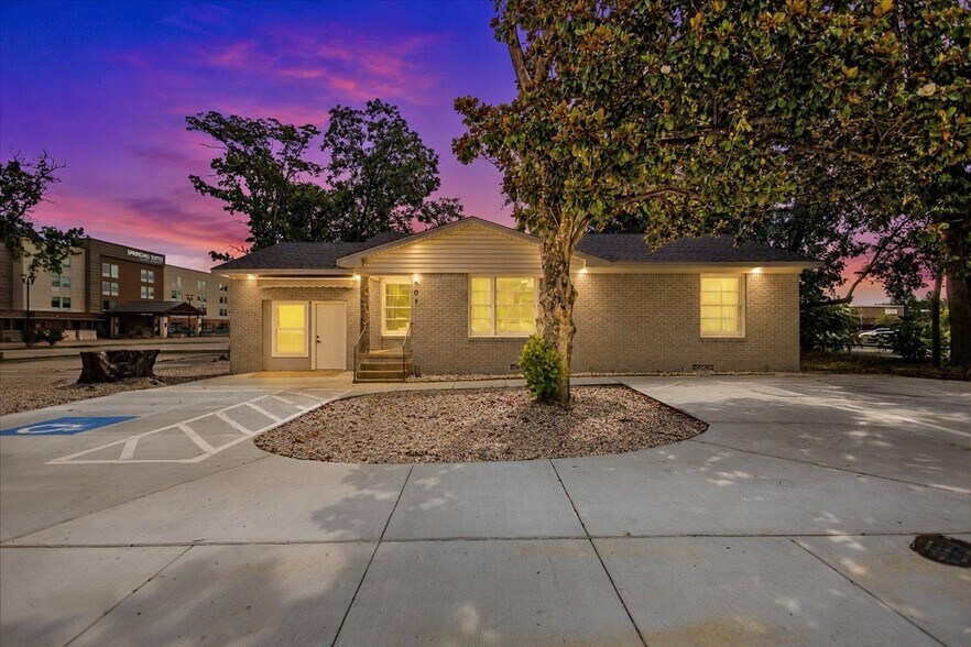More Photos Of 501 N Main St, Lindale Office For Sale