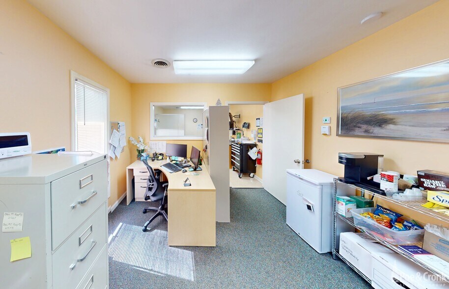 More Photos Of 7400 Sunnybrook Dr, Roanoke Medical For Sale