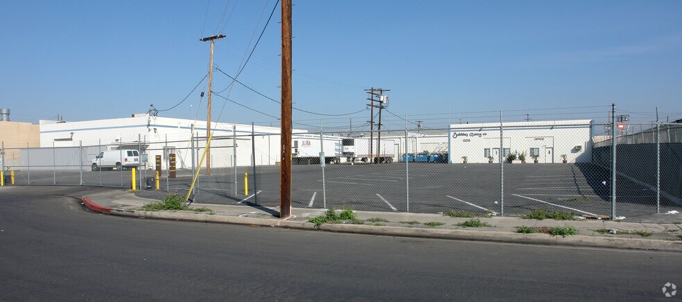 More Photos Of 15215 Keswick St, Van Nuys Warehouse For Lease