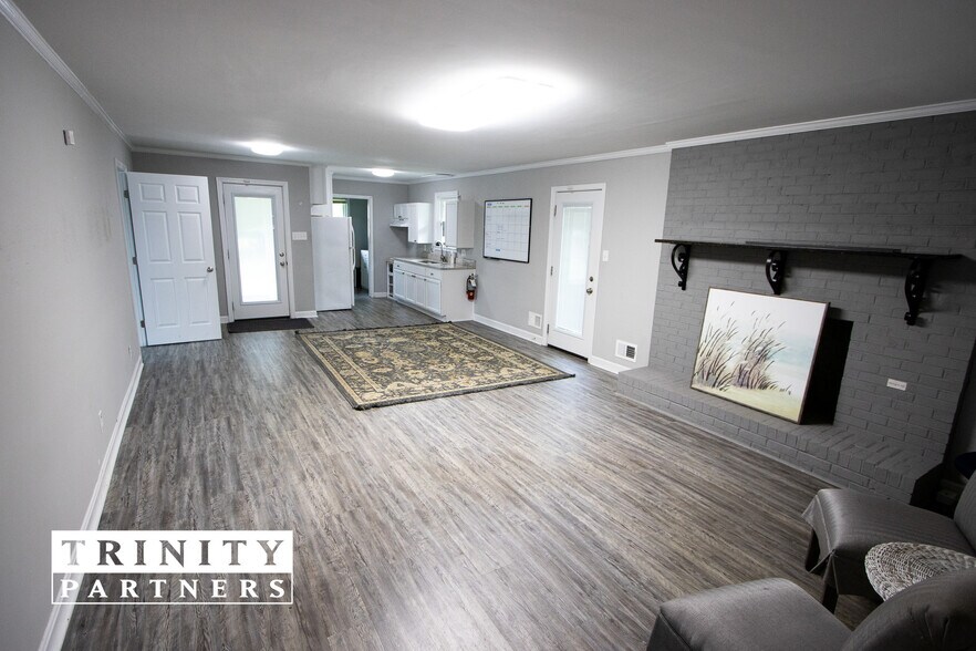 More Photos Of 1253 Pine St, Elgin Office For Lease