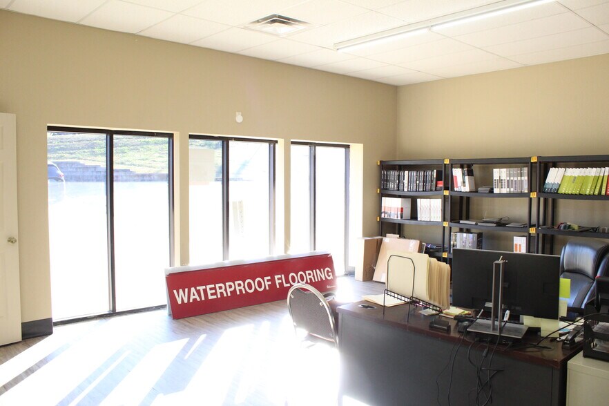 More Photos Of 802 Sanders Ave, Springdale General Retail For Lease