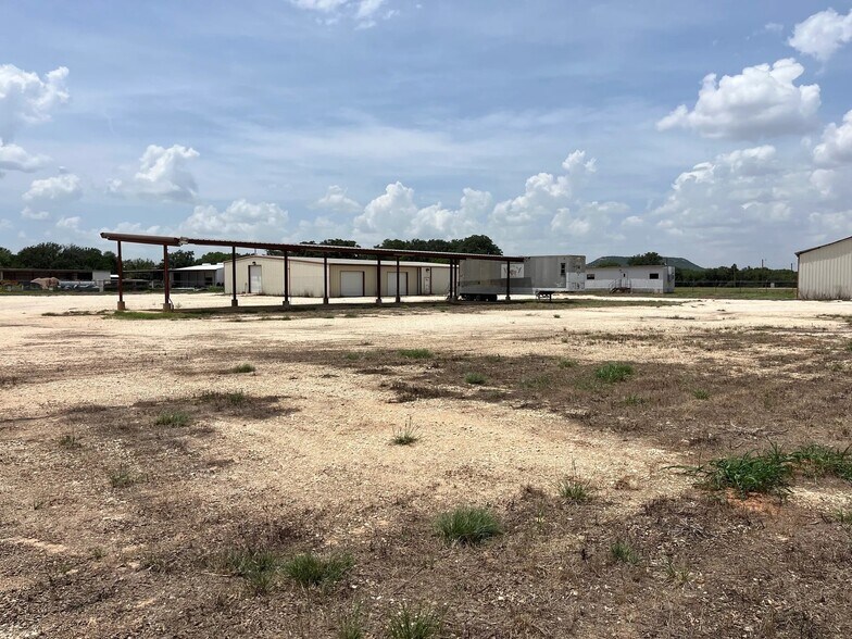 More Photos Of 714 Main St, Buffalo Gap Warehouse For Lease