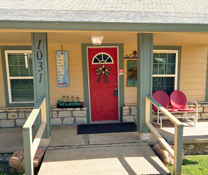 More Photos Of 1031 W Pearl St, Granbury Office Residential For Lease