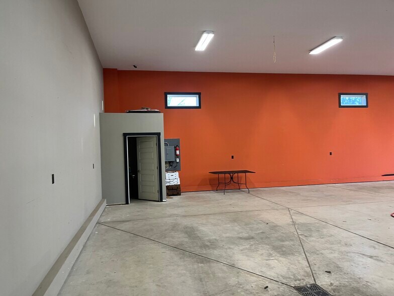 More Photos Of 6304 Moncton Dr, Hamburg Warehouse For Lease