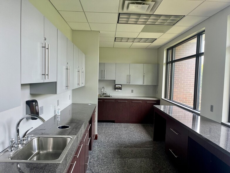 More Photos Of 27750 Middlebelt Rd, Farmington Hills Office For Lease