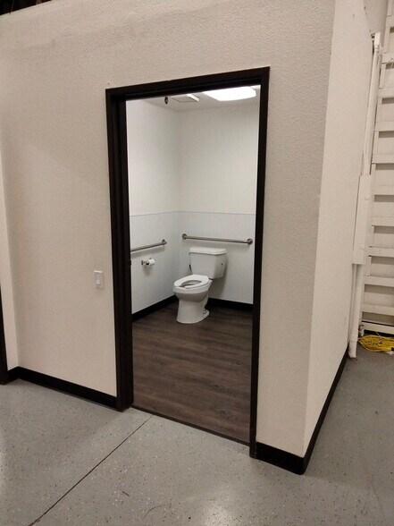 More Photos Of 4848 Colt St, Ventura Manufacturing For Sale