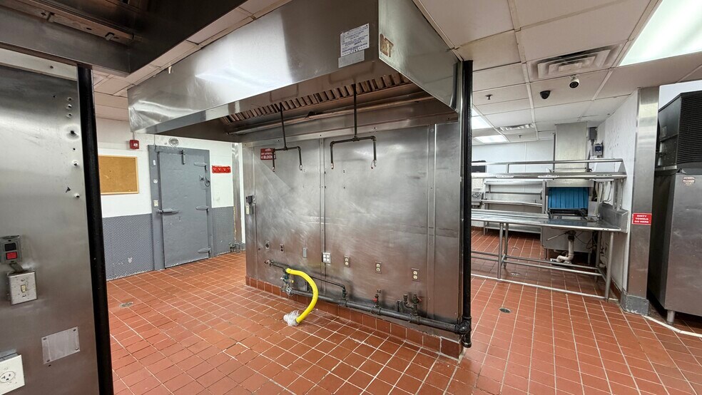 More Photos Of 2124-2162 Merrick Ave, Merrick Unknown For Lease