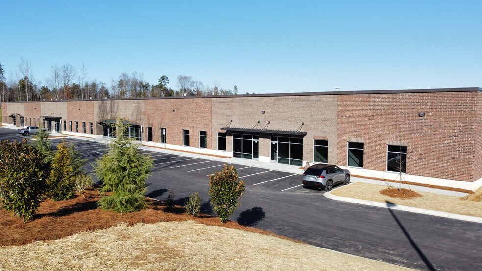 More Photos Of 12605 Commerce Station Dr, Huntersville Industrial For Lease