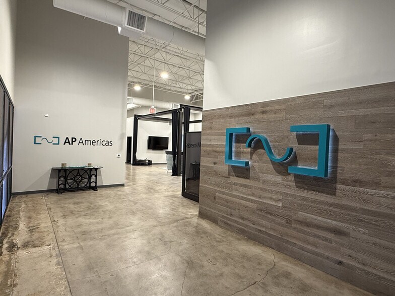 More Photos Of 3101-3117 N Skyway Cir, Irving Distribution For Lease