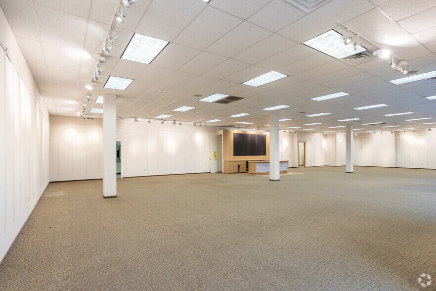 More Photos Of 1971 Dr. M.L.K. Jr Expy, Andalusia Storefront For Lease