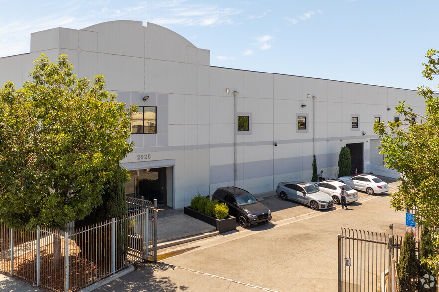 More Photos Of 2025-2027 Long Beach Ave, Los Angeles Warehouse For Lease