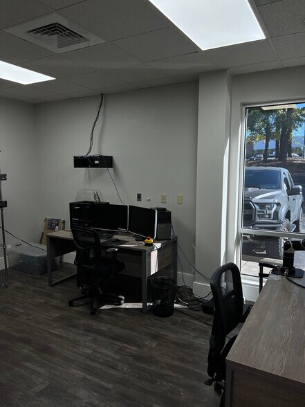 More Photos Of 128 Commercial Dr, Mooresville Warehouse For Lease