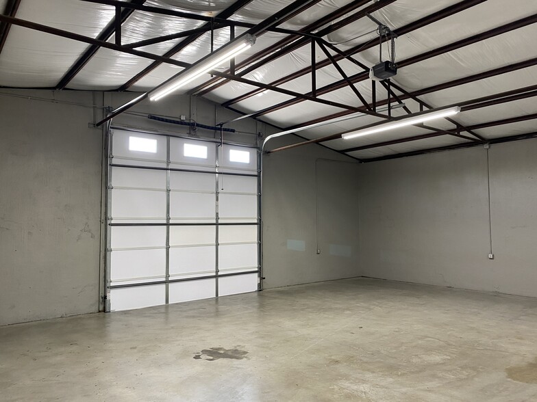 More Photos Of 316 W University Dr, McKinney Flex For Sale