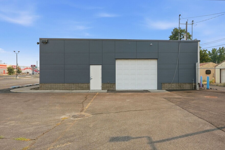 More Photos Of 2607 N Division St, Spokane Freestanding For Lease
