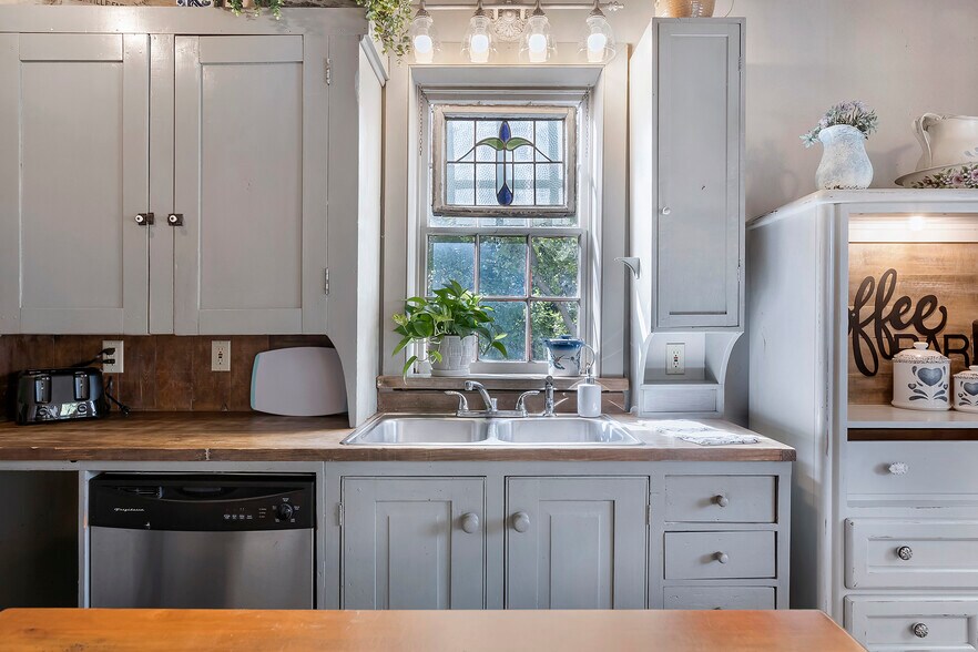 More Photos Of 104 E Austin St, Fredericksburg Storefront Retail Residential For Sale