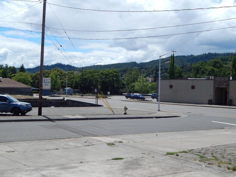 More Photos Of 728 SE Rice Ave, Roseburg Freestanding For Lease