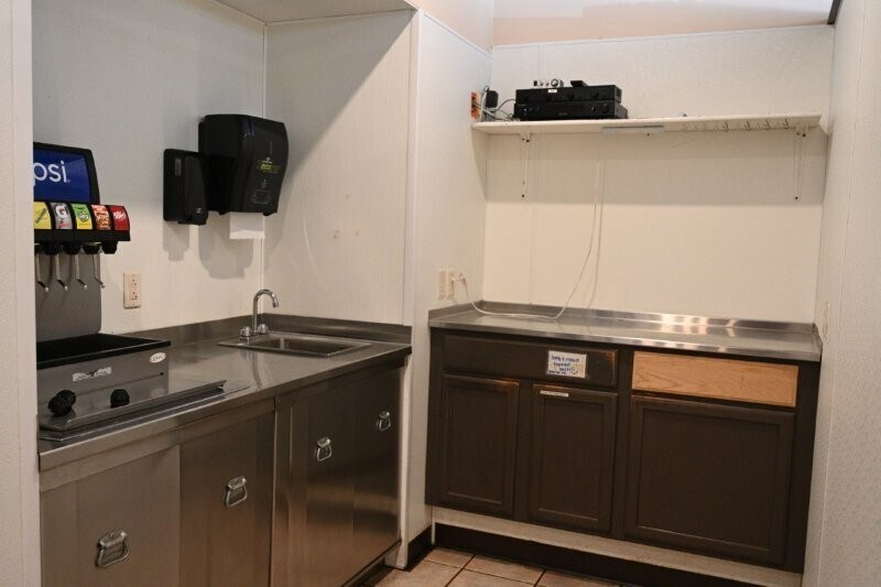 More Photos Of 517 S 4th St, Springfield General Retail For Sale