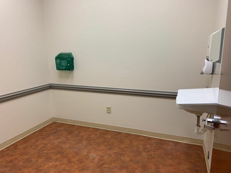 More Photos Of 509 Olde Waterford Way, Leland Office For Lease