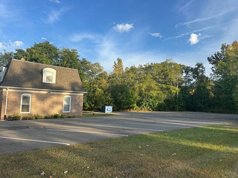 More Photos Of 8437 Mayfield Rd, Chesterland Office For Lease