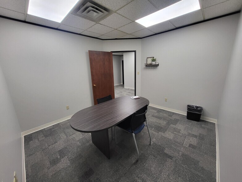 More Photos Of 8465 Keystone Crossing, Indianapolis Office Residential For Lease