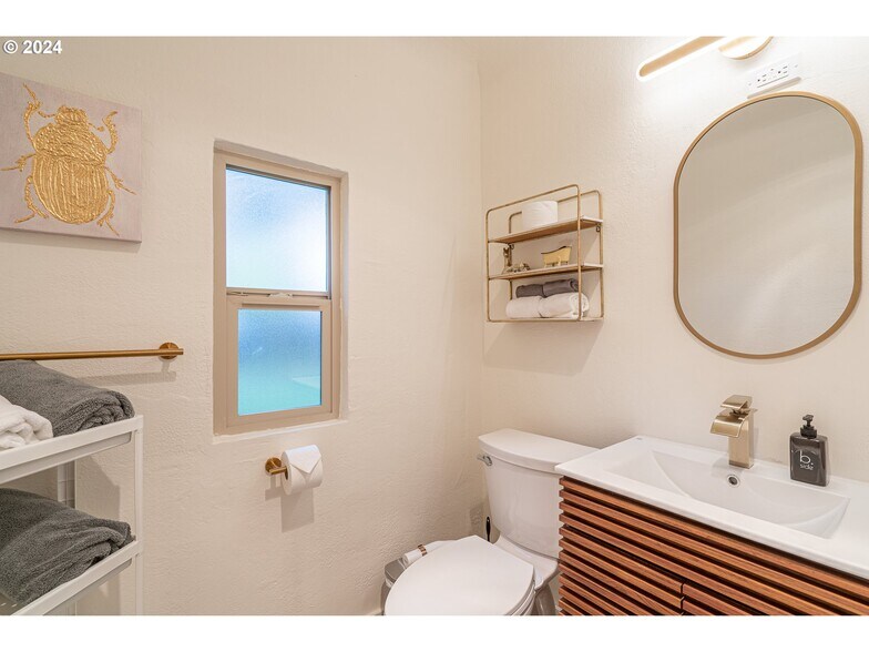 More Photos Of 1175 2nd St SE, Bandon Hotel For Sale