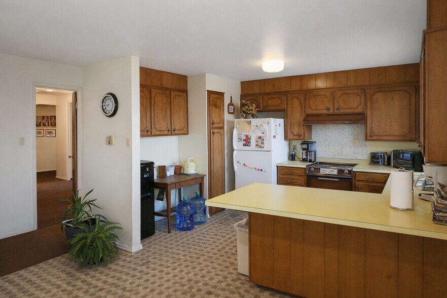 More Photos Of 304 College Ave, Levelland Hotel For Sale