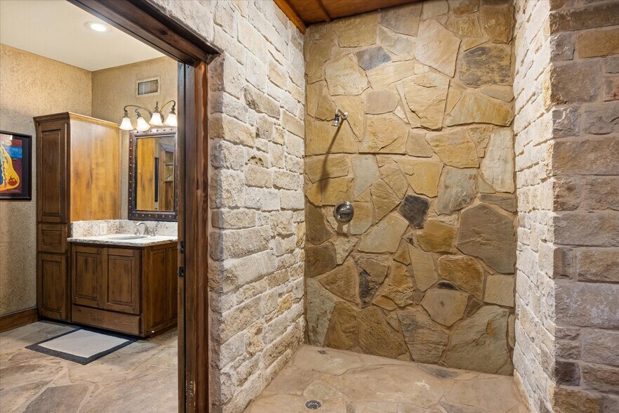 More Photos Of 1904 Floyd Rd, Weatherford Specialty For Sale