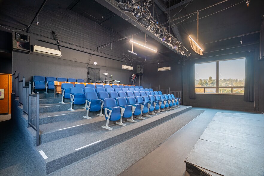 More Photos Of 2911 N San Fernando Rd, Los Angeles Schools For Lease