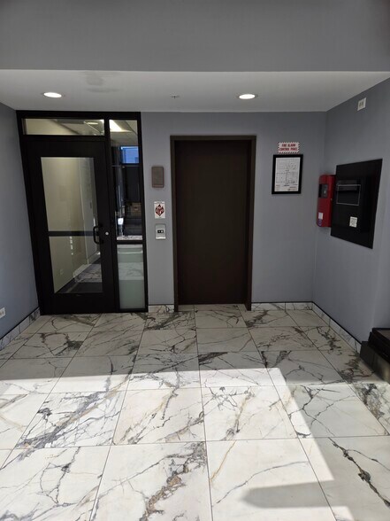 More Photos Of 1175 Corporate Woods Pkwy, Vernon Hills Office Residential For Lease