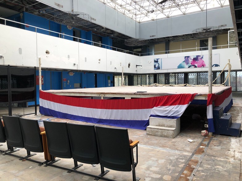 More Photos Of 16000-16200 Northland Dr, Southfield Office For Sale