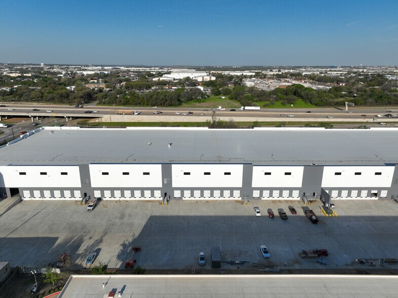 More Photos Of 902 W Shady Grove Rd, Grand Prairie Distribution For Lease