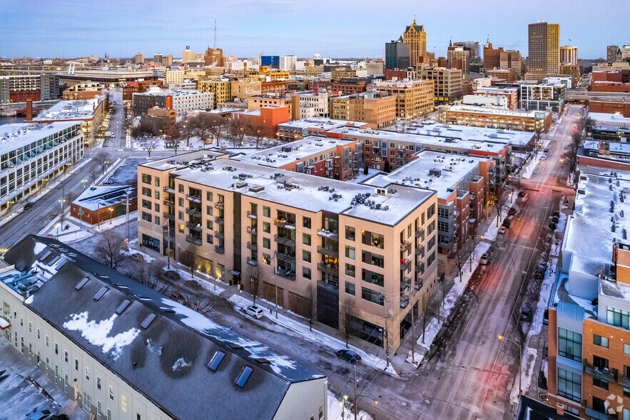 More Photos Of 411 E Menomonee St, Milwaukee Apartments For Lease