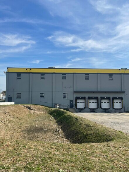 More Photos Of 60 Delta Dr, Pawtucket Warehouse For Lease