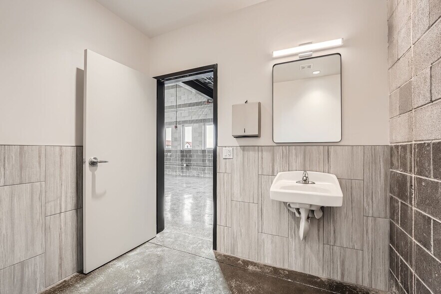 More Photos Of 10264 Dransfeldt Rd, Parker Showroom For Lease