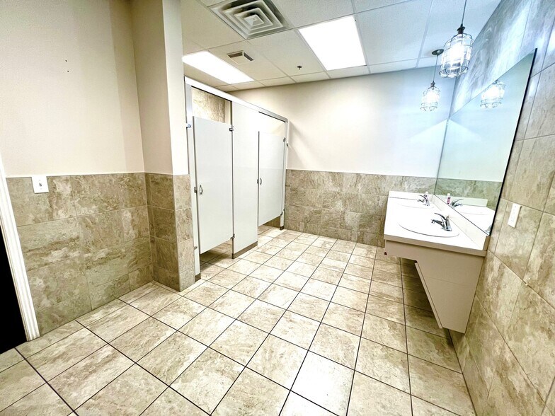 More Photos Of 419 S Lincoln St, Lowell Showroom For Lease