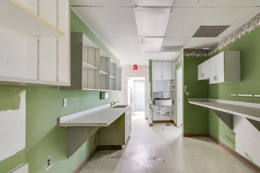 More Photos Of 5410 Allen Rd, Allen Park Medical For Sale