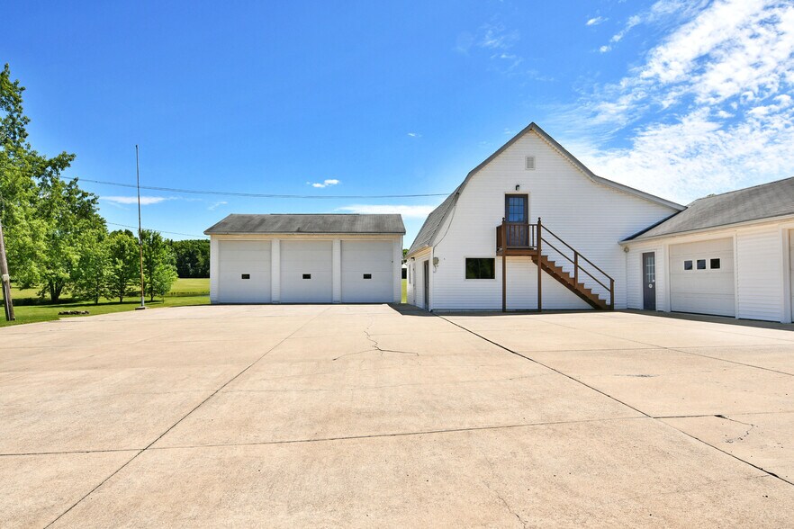 More Photos Of 4085 Herner County Line Rd, Southington Showroom For Sale