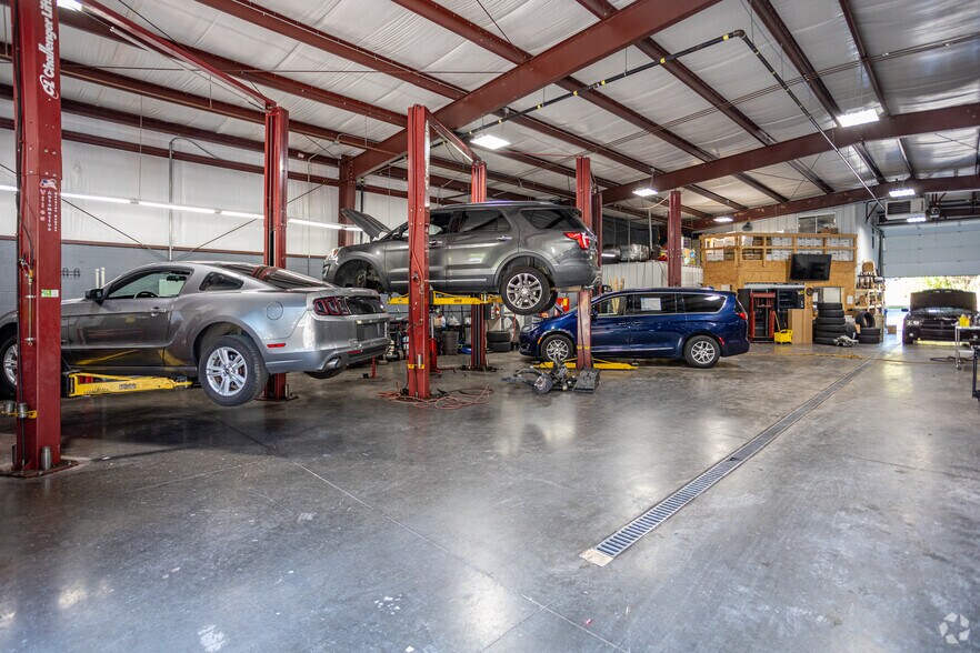 More Photos Of 905 Callahan Dr, Knoxville Auto Repair For Sale