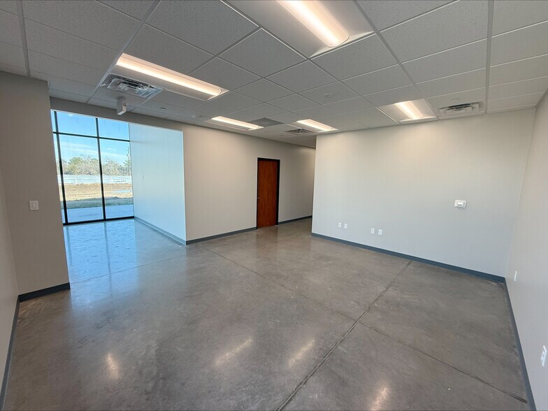 More Photos Of 4409 Rex Rd, Friendswood Warehouse For Lease