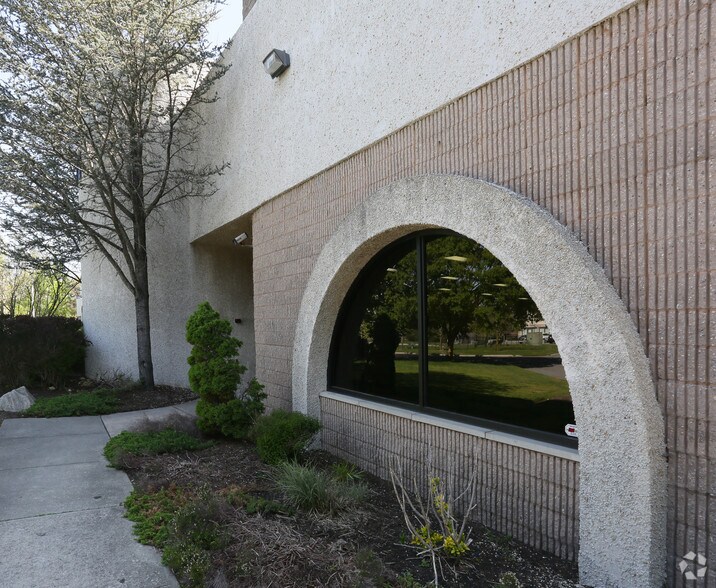 More Photos Of 31 Crossways E, Bohemia Warehouse For Lease