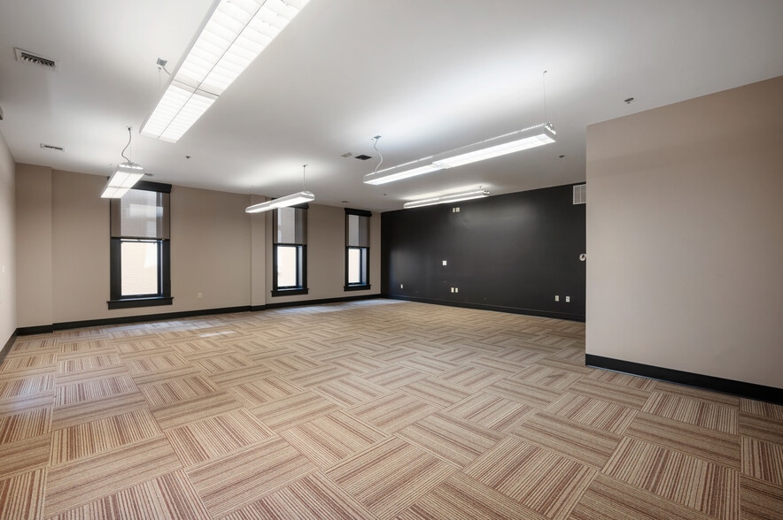 More Photos Of 108 S Walnut St, Muncie Office For Sale