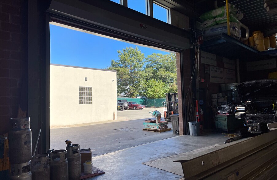 More Photos Of 21 Deforest St, Amityville Warehouse For Lease