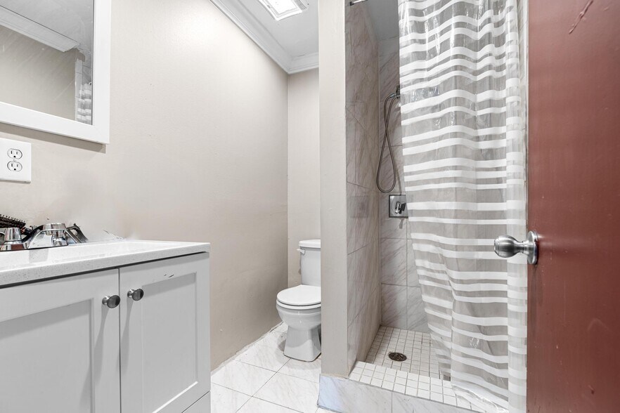 More Photos Of 1500 E Commercial Blvd, Fort Lauderdale Freestanding For Lease