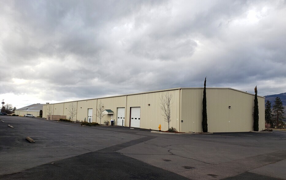 More Photos Of 694 Tolman Creek Rd, Ashland Warehouse For Lease