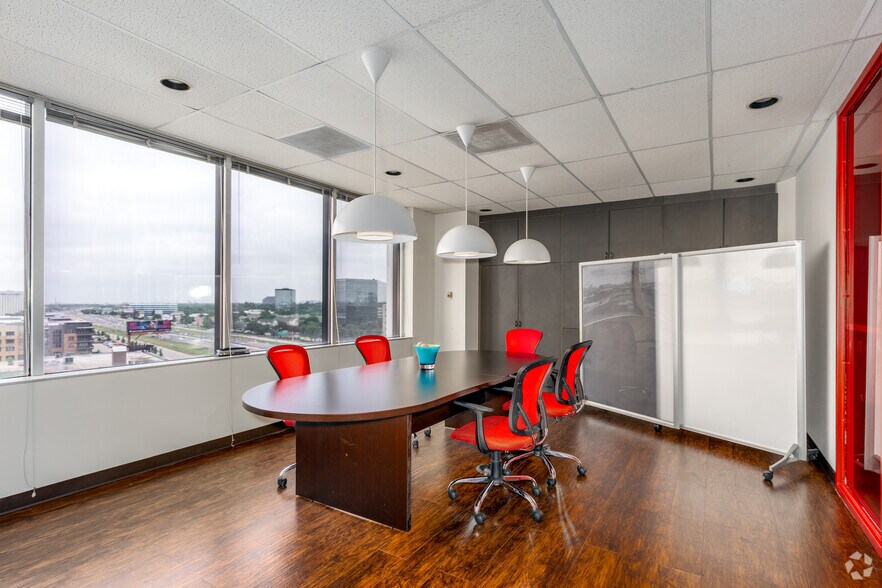 More Photos Of 1111 W Mockingbird Ln, Dallas Office For Lease