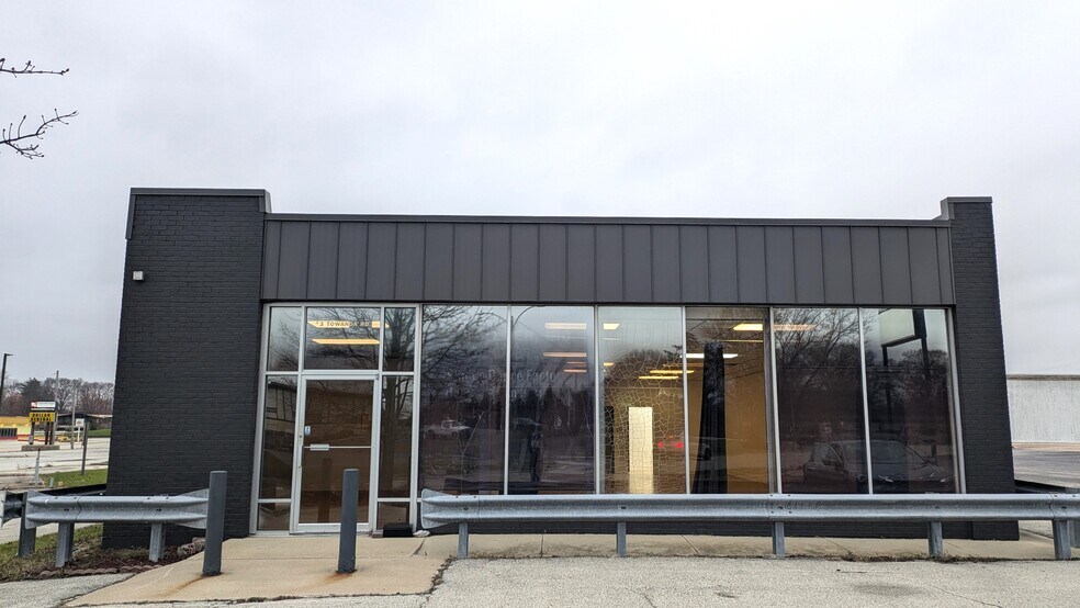 More Photos Of 3 Towanda Service Rd, Bloomington Flex For Sale